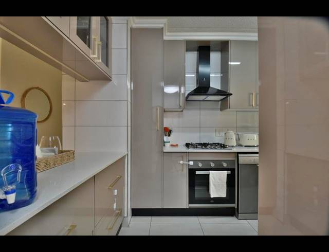 3 BEDROOM APARTMENT FOR SALE IN BRYANSTON